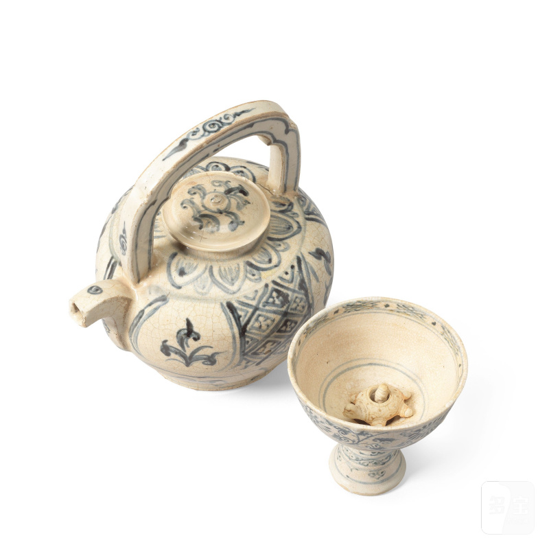 越南 十五世紀及十六世紀 青花公道盃及茶壺 | A BLUE AND WHITE 'TRICK' STEM CUP AND A TEAPOT AND COVER - 图2